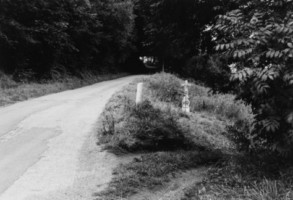 La croix est érigée en contrebas de la route menant à Breidenbach.