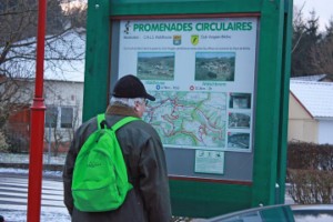 Un panneau explicatif, situé sur la place de la salle des sports, permet de connaître l'itinéraire du sentier balisé (photographie de la section de Bitche du Club vosgien).