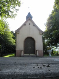 La petite chapelle Notre-Dame-de-Pitié de l'écart de Dorst (photographie de la section de Bitche du Club vosgien).