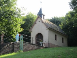 La chapelle du hameau de Dorst, dépendant des communes de Waldhouse-Walschbronn, est dédié à la Vierge de La Salette depuis la reconstruction qui suit la seconde guerre mondiale.