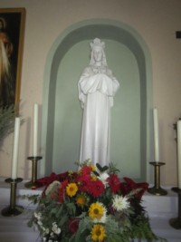 La statue de Notre-Dame de la Salette domine l'autel de la chapelle.