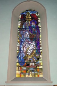 Un vitrail de l'église figurant la Nativité de Notre-Seigneur Jésus-Christ.