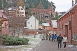 Les ruines du château du Weckersburg dominent le paisible village de Walschbronn (photographie de la section de Bitche du Club vosgien).