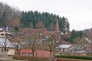 La colline du Weckersburg est dominée depuis une centaine d'années par une statue du Sacré-Cœur, veillant sur le village (photographie de la section de Bitche du Club vosgien).