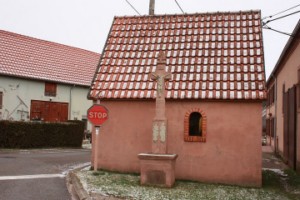 Une petite chapelle est érigée en bordure de la grande rue (photographie de la section de Bitche du Club vosgien).