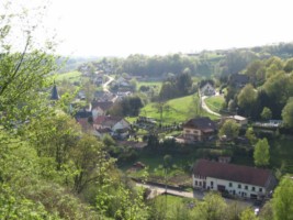 Le village et le clocher de l'église Saint-Benoît.