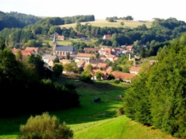 Panorama du village de Walschbronn et de l'église Saint-Benoît.