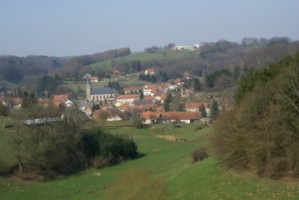 Panorama du village de Walschbronn et de l'église Saint-Benoît (photographie de " andi.lenker@t-online… ").