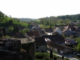 Les ruines du château du Weckersburg et le village de Walschbronn.