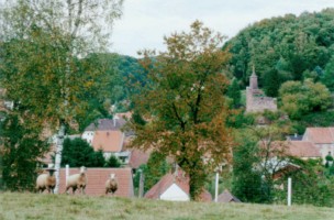 Le vilage et le monument dédié au Sacré-Cœur, veillant sur la vallée.