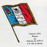 Le drapeau offert aux défenseurs de la cité et remis par le fils du commandant Teyssier en 1919, après le retour à la France. Le drapeau offert aux défenseurs de la cité et remis par le fils du commandant Teyssier en 1919, après le retour à la France.