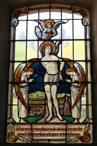 Le martyre de saint Sébastien sur un vitrail de la Schwarzenbergkapelle près de Kelberg, en Rhénanie-Palatinat (Wikimedia Commons).