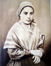 Sainte Bernadette Soubirous (1844-1879) a vu la Sainte Vierge dix-huit fois à Lourdes, entre le 11 février et le 16 juillet 1858.