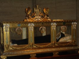 Le corps de sainte Bernadette repose dans une châsse, visible au couvent de Nevers où elle a fini ses jours.