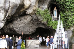 La grotte de Massabielle, à Lourdes, est le lieu où la Sainte Vierge est appartue à sainte Bernadette Soubirous en 1858. Elle servira de modèle aux répliques ultérieures.